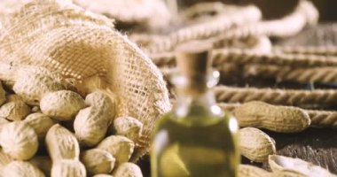 Makro çekim, fıstık ve bir damla yağı üzerlerine, hakiki fıstık yağı ve iyi, kızartma için müthiş bir sembolü olarak düşüyor. Konsept: bio, fıstık, patates kızartması.