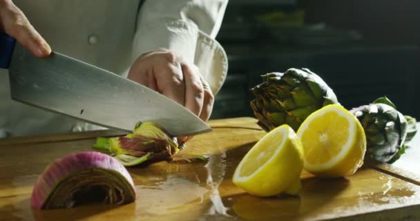 Cámara Lenta Vídeo Chef Corte Alcachofa Con Cuchillo — Vídeos de Stock