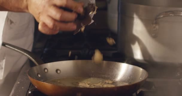 フライパンでシェフが調理するスローモーションビデオ キノコをスライス — ストック動画