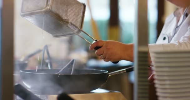 Video Cámara Lenta Cocinero Cocinando Sartén Spaghetti — Vídeos de Stock