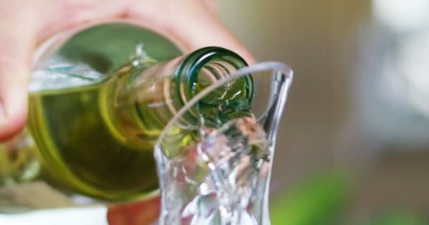 Main Serveur Remplit Une Carafe Vin Blanc Servir Table Serveur — Video