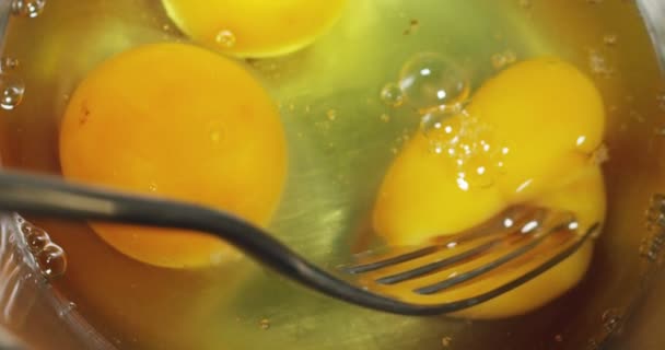 Slow Motion Person Blandning Ägg — Stockvideo