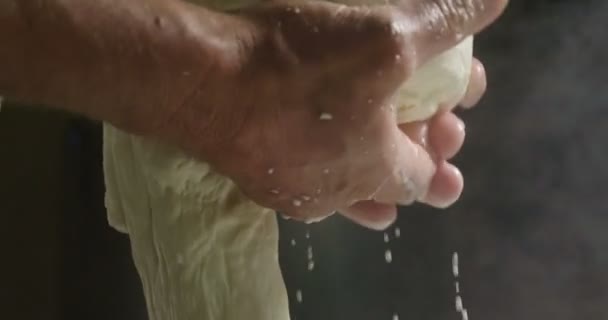 Produttore Formaggio Fatto Casa Produce Mozzarella Fatta Mano Con Latte — Video Stock