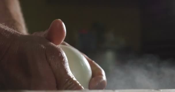 Een Zelfgemaakte Kaasproducent Produceert Handgemaakte Mozzarella Met Verse Kwaliteit Melk — Stockvideo