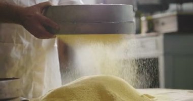 Bir çiftçinin bir el Sarı un kalitesi ve hammadde özünü hissetmek, bir avuç alır. Kavramı: gelenek, tarım, un, doğa sevgisi.
