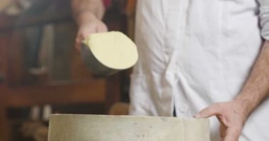 Bir çiftçinin bir el Sarı un kalitesi ve hammadde özünü hissetmek, bir avuç alır. Kavramı: gelenek, tarım, un, doğa sevgisi.