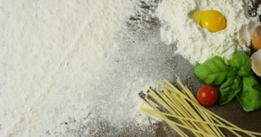 Yavaş çekimde kompozisyonun un üzerinde bir metin koymak için alanı olan İtalyan geleneksel gıda maddeleri ile (yakın)