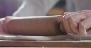 Bir çiftçinin bir el Sarı un kalitesi ve hammadde özünü hissetmek, bir avuç alır. Kavramı: gelenek, tarım, un, doğa sevgisi.