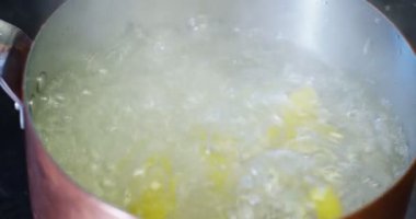 kaynar su üstün kaliteli İtalyan hamur pişirmek için tam bir tencere içinde düşüyor yavaş hareket İtalyan makarna tipik. İtalyan gıda ve gurme, sağlıklı beslenme ve yaşam kavramı