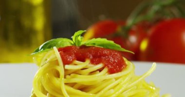 iştah açıcı pişmiş spagetti kırmızı domates sosu ve fesleğen ile video sıcak