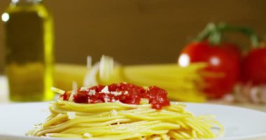 ağır çekim video, iştah açıcı pişmiş spagetti kırmızı domates sosu ve Parmesan peyniri ile