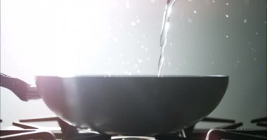İtalyan tipik çanak ile taze İtalyan domates geleneğe göre pişmiş makarna