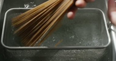 kaynar su üstün kaliteli İtalyan hamur pişirmek için tam bir tencere içinde düşüyor yavaş hareket İtalyan makarna tipik. İtalyan gıda ve gurme, sağlıklı beslenme ve yaşam kavramı