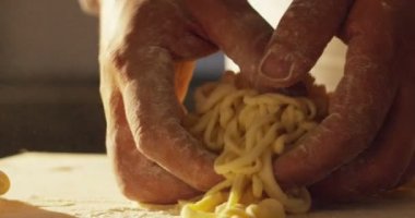 Mantı, tipik bir İtalyan yemek, eski İtalyan geleneğe göre ev yapımı hazırlanması bir şef Close-up. Kavramı: gelenek, taze makarna, Italyan Mutfagi.