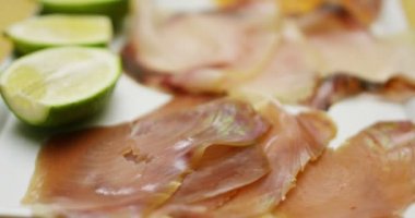 Limonlu dilimlenmiş balıkları kapatın