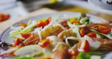 Karides ve salata, fitness ve doğru beslenme, ışık için büyük ve lezzetli diyet yemek