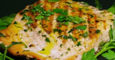 Bir orkinos biftek ızgara ile pişmiş balık için lezzet vermek için baharat üzerinde makro çerçeve. Konsept: balıkçılık, gurme, Restoran, tadı ve lezzeti, diyet ve sağlıklı gıdalar