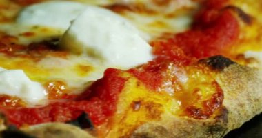 yüksek kaliteli pizza tipik İtalyan yemeği İtalyan mozzarella peyniri ve taze hasat, güzel kokulu fesleğen yaprağı ile taze domates sosu ile. Kavramı: İtalyan gıda, İtalya, Restoran pizza geleneği