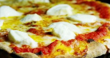 yüksek kaliteli pizza tipik İtalyan yemeği İtalyan mozzarella peyniri ve taze hasat, güzel kokulu fesleğen yaprağı ile taze domates sosu ile. Kavramı: İtalyan gıda, İtalya, Restoran pizza geleneği
