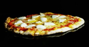 yüksek kaliteli pizza tipik İtalyan yemeği İtalyan mozzarella peyniri ve taze hasat, güzel kokulu fesleğen yaprağı ile taze domates sosu ile. Kavramı: İtalyan gıda, İtalya, Restoran pizza geleneği