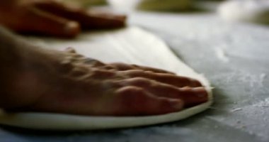 yüksek kaliteli pizza tipik İtalyan yemeği İtalyan mozzarella peyniri ve taze hasat, güzel kokulu fesleğen yaprağı ile taze domates sosu ile. Kavramı: İtalyan gıda, İtalya, Restoran pizza geleneği