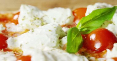 yüksek kaliteli pizza tipik İtalyan yemeği İtalyan mozzarella peyniri ve taze hasat, güzel kokulu fesleğen yaprağı ile taze domates sosu ile. Kavramı: İtalyan gıda, İtalya, Restoran pizza geleneği