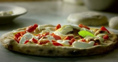 yüksek kaliteli pizza tipik İtalyan yemeği İtalyan mozzarella peyniri ve taze hasat, güzel kokulu fesleğen yaprağı ile taze domates sosu ile. Kavramı: İtalyan gıda, İtalya, Restoran pizza geleneği