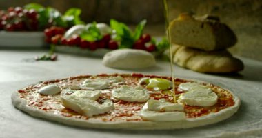 yüksek kaliteli pizza tipik İtalyan yemeği İtalyan mozzarella peyniri ve taze hasat, güzel kokulu fesleğen yaprağı ile taze domates sosu ile. Kavramı: İtalyan gıda, İtalya, Restoran pizza geleneği