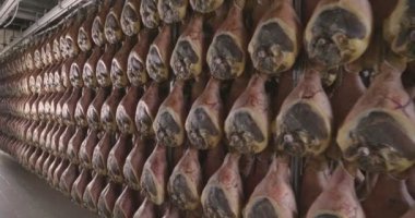 Bir jambon fabrikada hams eski İtalyan geleneğe göre çeşitli işlemler geçirmiş sonra sezon özgeçmişinde vardır. Kavramı: gelenek, İtalya, gıda.