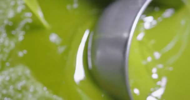 Gros plan de l'homme mettant de l'huile d'olive  