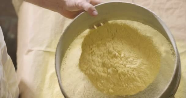 Dłoni Rolnika Bierze Garść Żółtej Mąki Czuć Się Jakość Istotę — Wideo stockowe