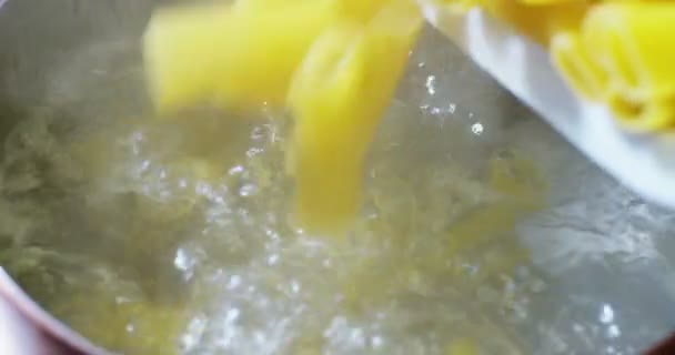 Slow Motion Van Italiaanse Pasta Typisch Dat Binnen Een Volle — Stockvideo