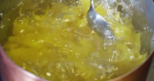 意大利面食的慢动作 典型的 落在满锅开水煮意大利面团的优质 意大利美食和美食的概念 健康的饮食和生活 — 图库视频影像