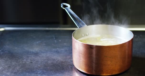 優れた品質のイタリア生地を調理する水を沸騰の完全な鍋の中に該当する典型的なイタリアン パスタのスロー モーションイタリア料理とグルメ 健康的な食事と生活の概念 — ストック動画