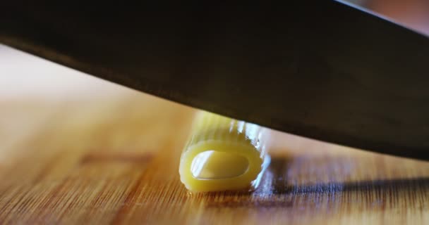 macro au ralenti des pâtes italiennes typiques. chef vérifier la qualité, la pâte italienne de qualité supérieure. concept de nourriture italienne et gastronomique, alimentation saine et la vie 