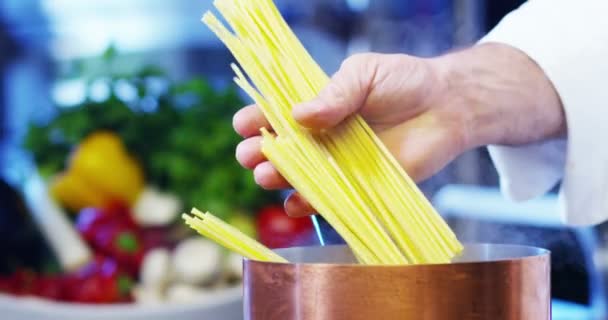 Cámara Lenta Del Chef Poniendo Pasta Sartén — Vídeos de Stock