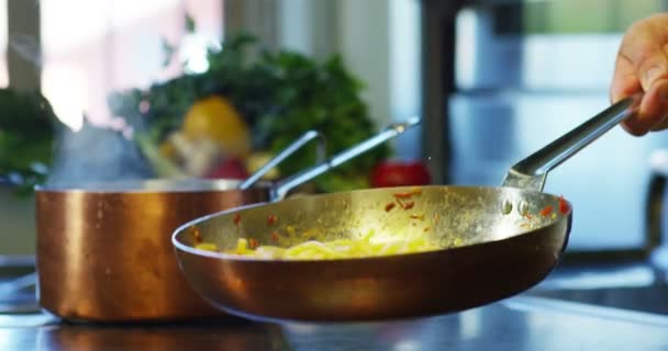 Gros plan sur les pâtes de cuisine du chef 