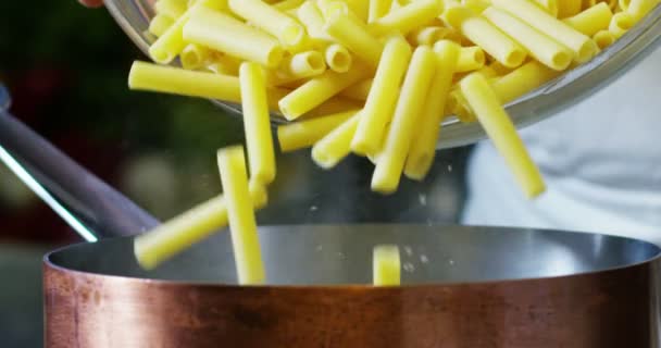 Cámara Lenta Pasta Italiana Típica Que Cae Dentro Una Olla — Vídeo de stock