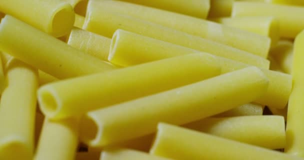 Cámara Lenta Pasta Italiana Volando Macro Sobre Una Mesa Masa — Vídeos de Stock