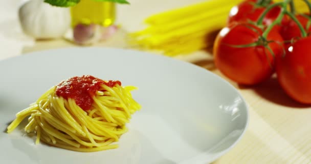 Vídeo Espaguete Cozido Apetitoso Com Molho Tomate Vermelho Placa Branca — Vídeo de Stock
