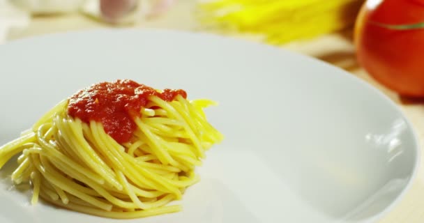 Vídeo Apetitosos Espaguetis Cocidos Con Salsa Tomate Rojo Persona Poniendo — Vídeo de stock