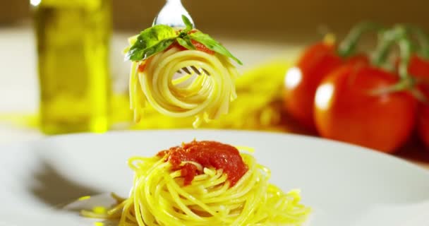 Zeitlupenvideo Appetitlich Gekochte Spaghetti Mit Roter Tomatensauce Person Die Spaghetti — Stockvideo