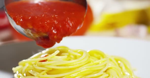 Video Kırmızı Domates Soslu Iştah Açıcı Pişmiş Spagetti — Stok video