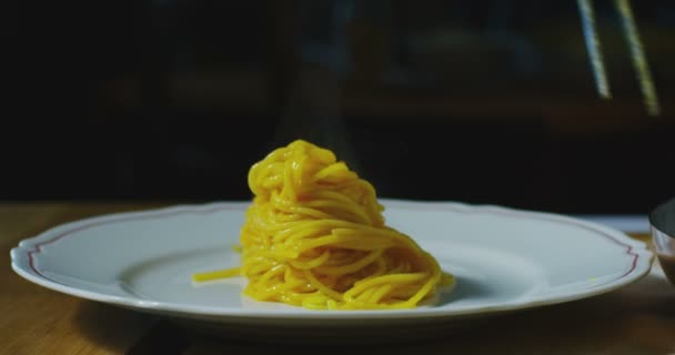 超级慢动作宏的一个中年厨师装饰意大利面菜与黄色西红柿在一个白色的盘子 — 图库视频影像