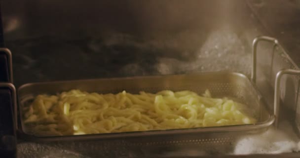 沸騰したお湯で準備するパスタのクローズアップ — ストック動画