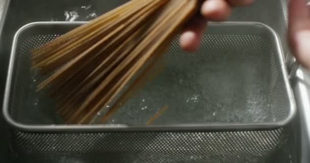 Lent Mouvement Des Pâtes Italiennes Typiques Qui Tombe Dans Une — Video