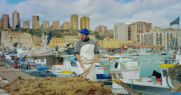 보트와 항구에서 그물로 어부의 슬로우 비디오 — 비디오