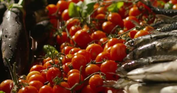 Zeitlupe Von Wassertropfen Die Auf Kirschtomaten Und Fische Fallen — Stockvideo