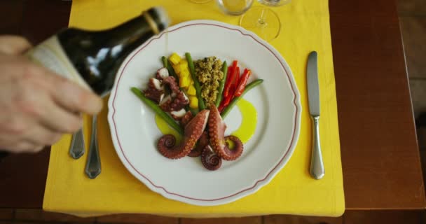 Garson Masada Tabakta Pişmiş Deniz Ürünleri Salatasına Yağ Dökmevideosu — Stok video