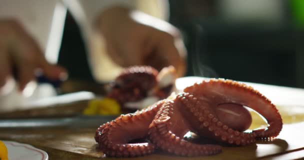 Pulpo Burbujas Suavemente Agua Mientras Está Siendo Cocinado Por Chef — Vídeo de stock